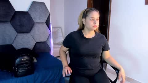 Snapshot of mikaelastonne chatting on May 15, 6:48 pm Mikaela blondie bigass online show from May 15, 6:48 pm