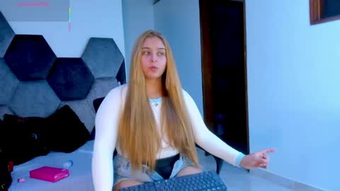 Snapshot of mikaelastonne chatting on May 21, 7:54 pm Mikaela blondie bigass online show from May 21, 7:54 pm