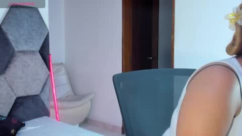 Snapshot of mikaelastonne chatting on May 25, 7:09 pm Mikaela blondie bigass online show from May 25, 7:09 pm