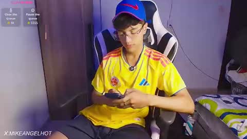 Mike Pineapple online show from June 19, 3:33 am