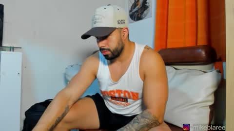 Snapshot of mikeblaree chatting on February 9, 12:25 am mikeblaree online show from February 9, 12:25 am