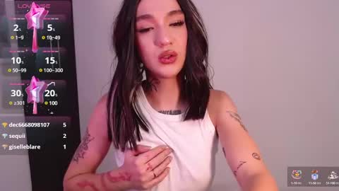 Snapshot of mikee_g chatting on February 21, 11:54 pm ZARA BLARE online show from February 21, 11:54 pm