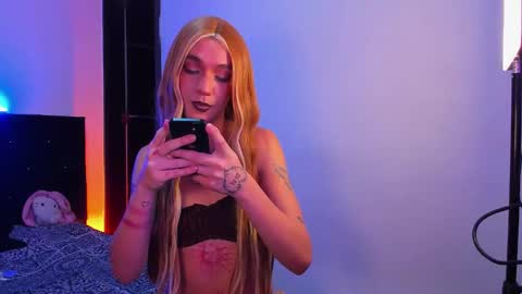 Snapshot of mikee_g chatting on February 21, 2:01 am ZARA BLARE online show from February 21, 2:01 am