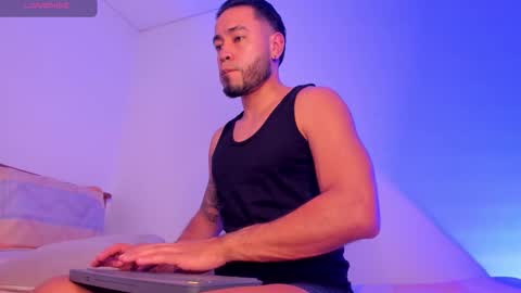 Snapshot of mikesantoss1 chatting on November 18, 1:33 am Mike online show from November 18, 1:33 am