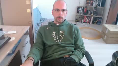 Snapshot of mikmik91 chatting on October 17, 2:08 pm mikmik91 online show from October 17, 2:08 pm