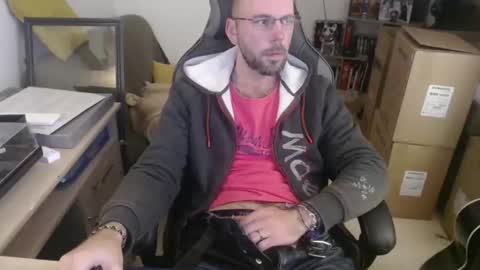 Snapshot of mikmik91 chatting on December 18, 4:13 pm mikmik91 online show from December 18, 4:13 pm