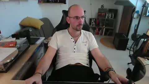 Snapshot of mikmik91 chatting on March 20, 4:23 pm mikmik91 online show from March 20, 4:23 pm