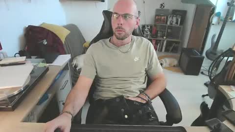 Snapshot of mikmik91 chatting on April 7, 3:12 pm mikmik91 online show from April 7, 3:12 pm