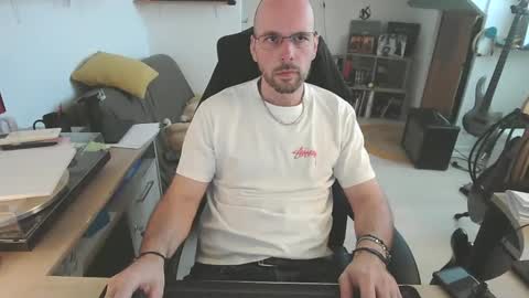 Snapshot of mikmik91 chatting on April 8, 10:37 am mikmik91 online show from April 8, 10:37 am