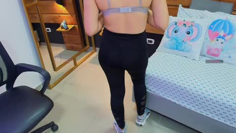 Snapshot of mila_kiitty chatting on May 27, 11:18 am Milena online show from May 27, 11:18 am