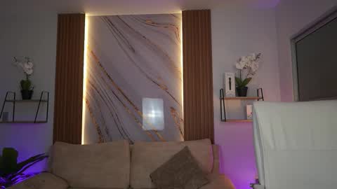 milacrave online show from December 16, 11:37 am