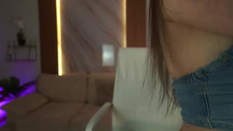 milacrave online show from January 6, 1:15 pm