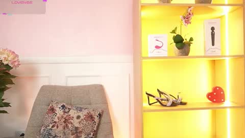 milacrave online show from February 3, 11:37 am