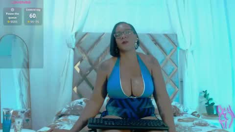 Snapshot of milamonroexx chatting on May 14, 2:18 am MilaMonroeXX online show from May 14, 2:18 am