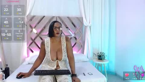 Snapshot of milamonroexx chatting on June 3, 2:03 am MilaMonroeXX online show from June 3, 2:03 am