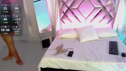 Snapshot of milamonroexx chatting on June 21, 2:25 am MilaMonroeXX online show from June 21, 2:25 am