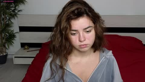 Snapshot of milania_hot_foxy chatting on December 6, 8:15 am Mila online show from December 6, 8:15 am