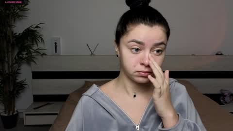 Snapshot of milania_hot_foxy chatting on January 15, 6:12 am Mila online show from January 15, 6:12 am