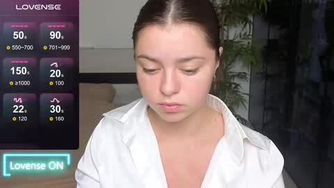 Snapshot of milania_hot_foxy chatting on September 18, 10:45 pm Mila online show from September 18, 10:45 pm