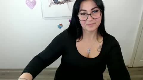 milania_milaa online show from October 15, 1:00 pm