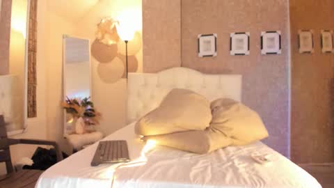 Snapshot of milaniminxx chatting on October 2, 10:39 pm aya online show from October 2, 10:39 pm