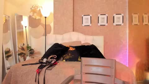 Snapshot of milaniminxx chatting on October 10, 7:35 pm aya online show from October 10, 7:35 pm