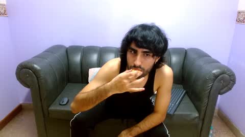 Snapshot of milanzaire chatting on December 4, 2:09 am milanzaire online show from December 4, 2:09 am