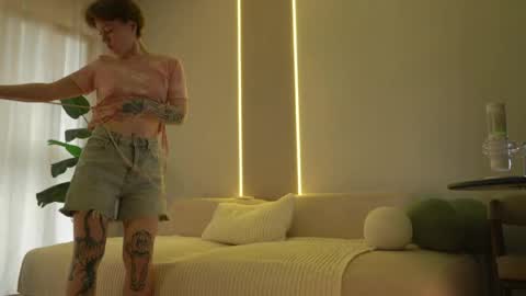 Snapshot of milaskiss chatting on April 3, 7:28 am Mila online show from April 3, 7:28 am