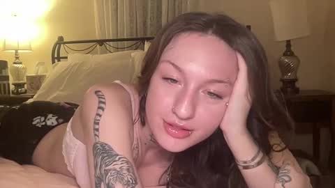 Snapshot of miley_monroee chatting on February 17, 2:31 am miley_monroee online show from February 17, 2:31 am