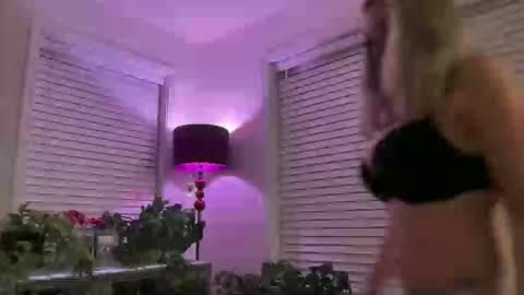 MIlf Goddess online show from May 2, 3:55 am