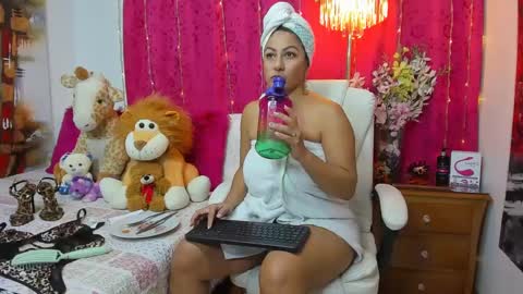 Snapshot of milfboobs_10 chatting on February 8, 1:54 am Nakary Bustamante online show from February 8, 1:54 am