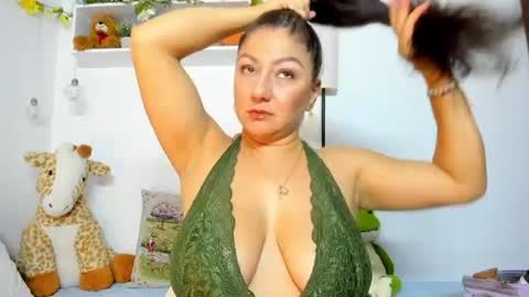 Snapshot of milfboobs_10 chatting on July 7, 10:58 pm Nakary Bustamante online show from July 7, 10:58 pm