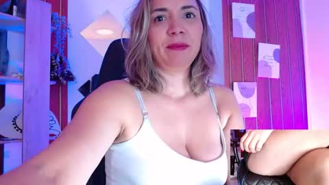 Snapshot of milfsecret69 chatting on July 25, 10:57 am Sara online show from July 25, 10:57 am