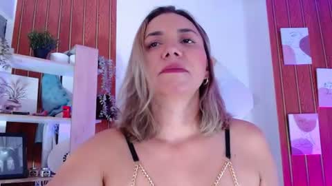 Snapshot of milfsecret69 chatting on July 28, 11:05 am Sara online show from July 28, 11:05 am