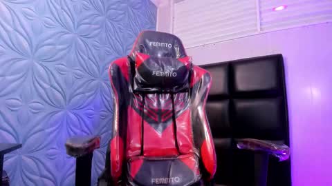 Snapshot of milk_max18 chatting on November 11, 9:37 pm MAX online show from November 11, 9:37 pm