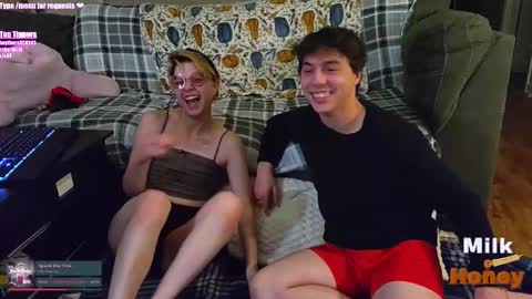 Snapshot of milkandhoneycams chatting on November 6, 6:25 am MilkandHoney online show from November 6, 6:25 am