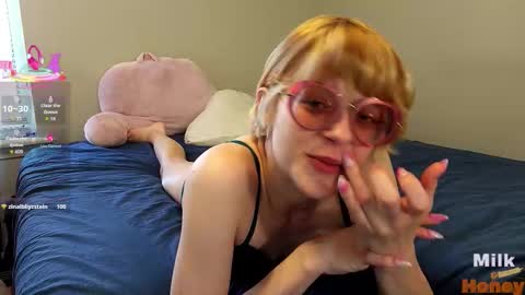 Snapshot of milkandhoneycams chatting on March 3, 10:48 pm MilkandHoney online show from March 3, 10:48 pm