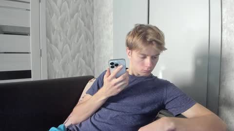 Snapshot of milkiwy chatting on December 19, 6:01 am Isaac online show from December 19, 6:01 am