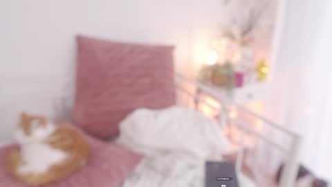 milky_0 online show from July 3, 7:20 pm