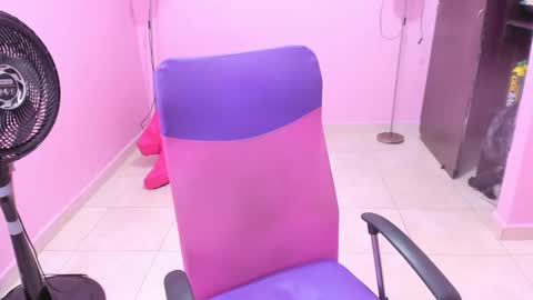 Snapshot of milky__boobs69 chatting on December 6, 1:33 pm vale online show from December 6, 1:33 pm