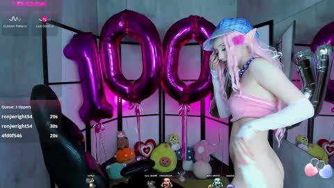 Snapshot of milkycute chatting on January 24, 1:03 am milky cute online show from January 24, 1:03 am