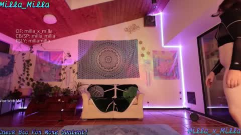 Snapshot of milla_milla chatting on February 20, 5:15 am milla_milla online show from February 20, 5:15 am