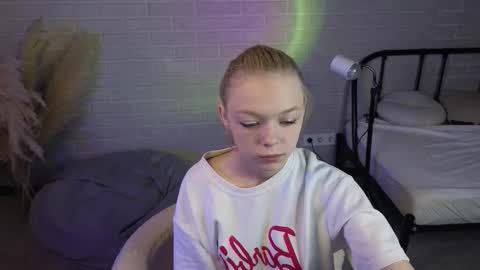 Snapshot of millaholt chatting on September 17, 8:16 am Hello Im Mila online show from September 17, 8:16 am