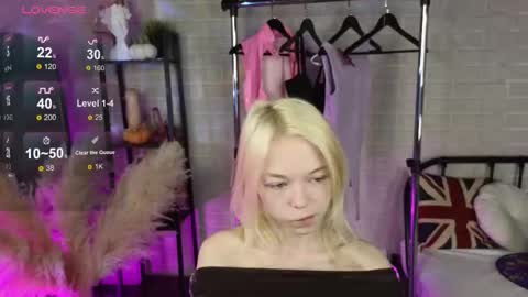 Snapshot of millaholt chatting on October 22, 8:47 am Hello Im Mila online show from October 22, 8:47 am