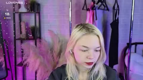 Snapshot of millaholt chatting on November 10, 8:13 am Hello Im Mila online show from November 10, 8:13 am