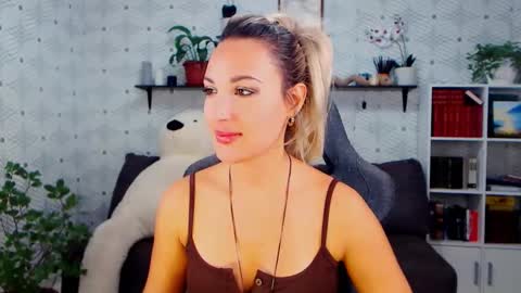 Snapshot of millaxqueen chatting on October 24, 4:25 pm MillaXQueen online show from October 24, 4:25 pm