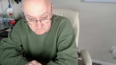 Snapshot of millenium0129 chatting on December 19, 4:13 pm millenium0129 online show from December 19, 4:13 pm