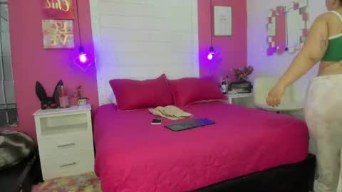Snapshot of millers_rousse chatting on June 11, 7:12 pm millers_rousse online show from June 11, 7:12 pm