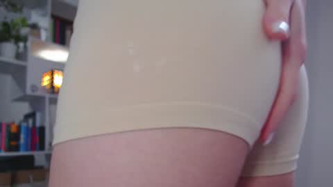 Snapshot of milly_ross23 chatting on December 20, 10:05 am Milly online show from December 20, 10:05 am