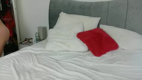 Snapshot of millysinclair chatting on September 27, 7:02 am Milly online show from September 27, 7:02 am